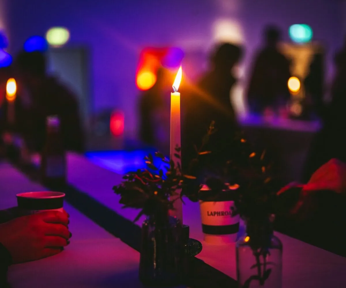Atmospheric candlelit setting at Auld Hag’s immersive Burns Night event in London, curated by The Curators of Exiled Scots and sponsored by Laphroaig. Featuring whisky tasting, live Scottish music, and storytelling, this premium brand activation blended heritage, sensory design, and soft power to captivate a stylish audience of cultural partners, food and drink industry leaders, and high-end guests.
