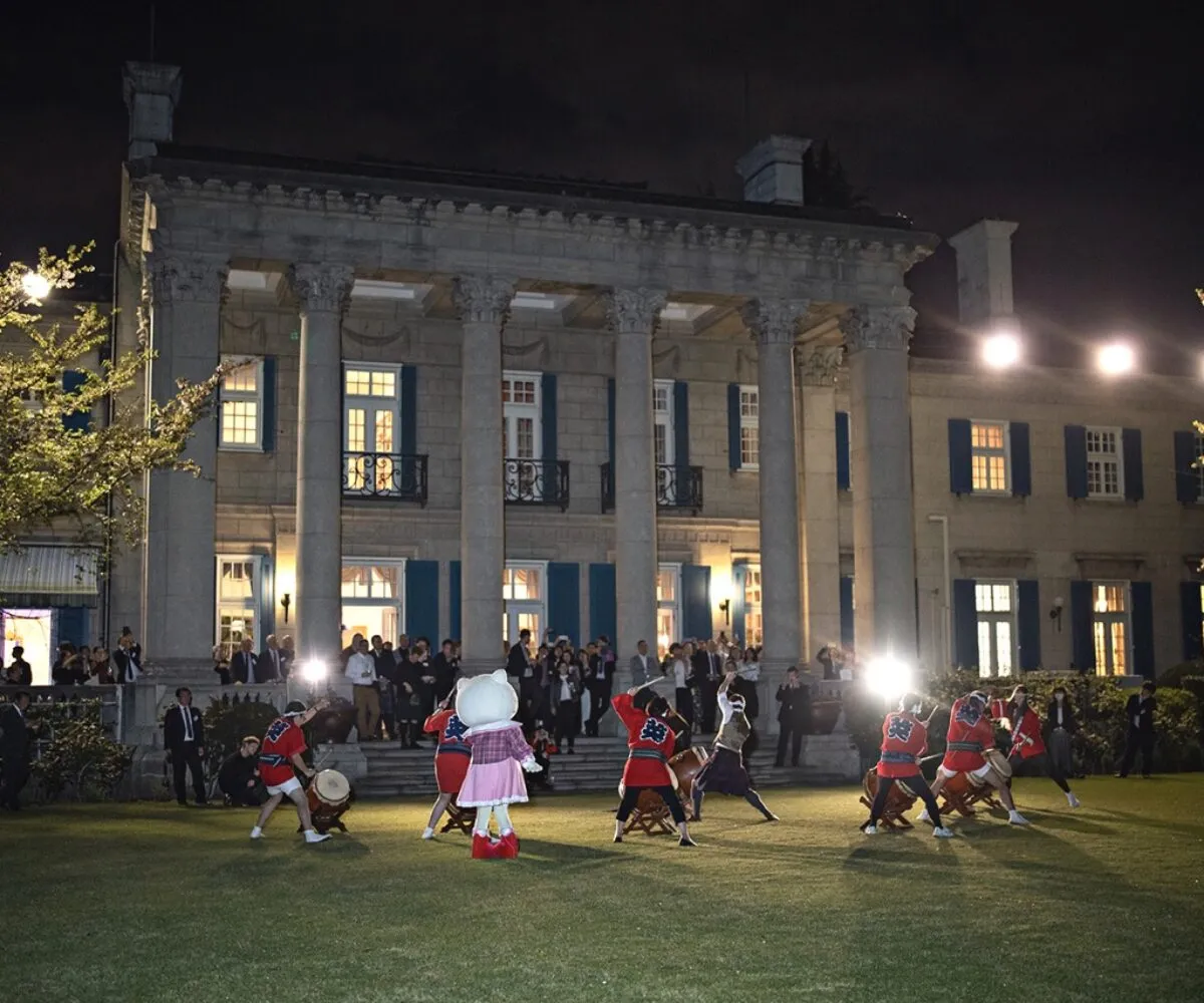 Bespoke cultural performance on the lawn of the British Ambassador’s Residence in Tokyo, curated by The Curators of Exiled Scots. Featuring dynamic Taiko drummers, a Scottish Highland performer in traditional dress, and a guest appearance by Hello Kitty, the event was designed to engage an audience of diplomats, international partners, and luxury brand executives. A showcase of premium Scottish entertainment and strategic brand activation for global corporate and government clients.
